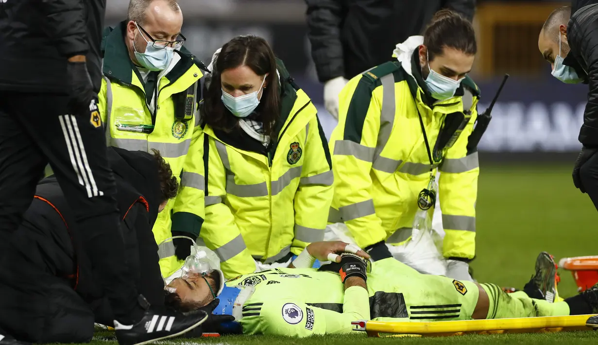Dia sempat mendapatkan perawatan medis untuk waktu yang lama. Bahkan, laga harus ditunda sampai 15 menit sebelum kembali dilanjutkan. (AP Photo/Jason Cairnduff,Pool)