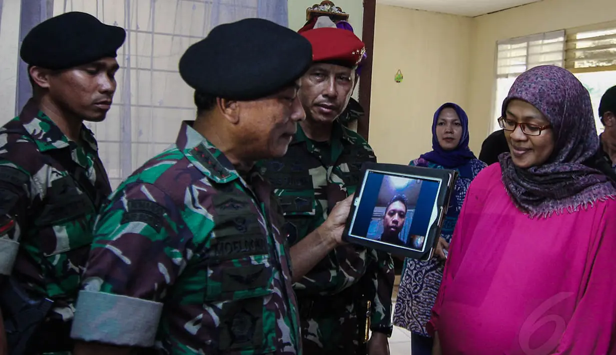 Moeldoko sempat menghubungi salah satu prajurit Kopassus, Kapten Inf. Langgeng Pujut Santoso, yang sedang bertugas di Lebanon dengan menggunakan video call Skype, Jumat (2/4/14). (Liputan6.com/Faizal Fanani)