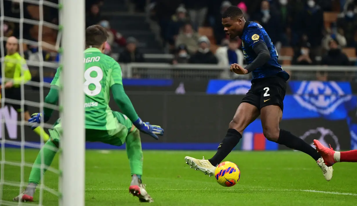Dua menit berselang, Alessio Cragno sukses membendung sepakan Denzel Dumfries dari sudut sempit. (AFP/Miguel Medina)
