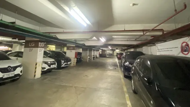 Tempat parkir salah satu apartemen yang tersambung langsung dengan mal.