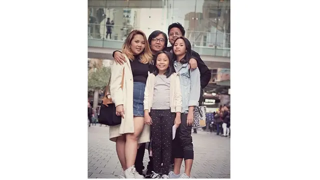 Ari Lasso saat bersama dengan keempat anaknya, penuh dengan kehangatan.
