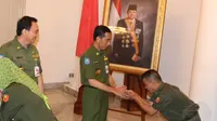 Jokowi dan Ahok tampak mengenakan seragam linmas berwarna hijau tua dan berdiri menyalami satu per satu pegawai sambil tersenyum, Jakarta, Senin (4/8/14). (Liputan6.com/Herman Zakharia)