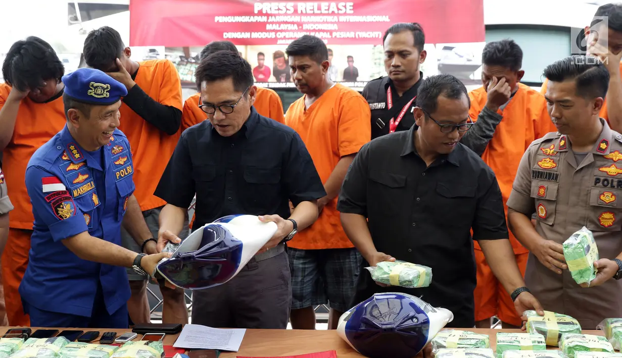 Wadir Tindak Pidana Narkoba Bareskrim Polri, Kombes Pol Krisno Halomoan Siregar (kedua kiri) saat menunjukan barang bukti pengungkapan kasus penyelundupan narkoba jenis sabu seberat 37 Kg di Kawasan Batavia Marina, Jakarta, Selasa (11/6/2019). (Liputan6.com/Helmi Fithriansyah)