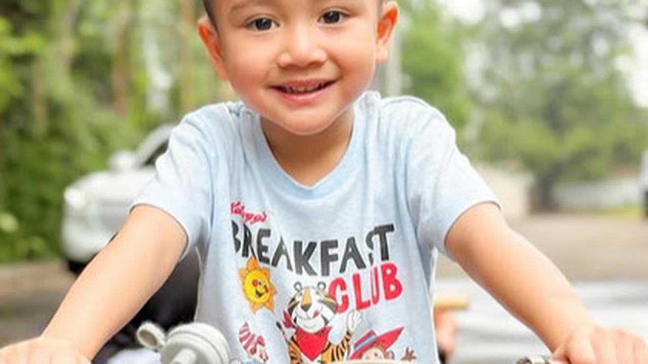 Potret Kompak Rayyanza & Baby Lily Naik Sepeda Keliling Komplek, Dua Bayi Idola Netizen Bikin Gemas