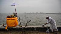 Upacara Melasti memiliki makna sebagai proses pembersihan diri manusia secara lahir dan batin, juga sebagai pembersihan alam. (JUNI KRISWANTO/AFP)
