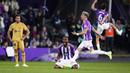 Pemain Real Valladolid merayakan gol yang dicetak oleh Gonzalo Plata ke gawang Barcelona pada laga pekan ke-36 La Liga di di Estadio Municipal Jose Zorilla, Rabu (24/5/2023). Barca takluk 1-3 dari tuan rumah Real Valladolid. (AP Photo/Manu Fernandez)