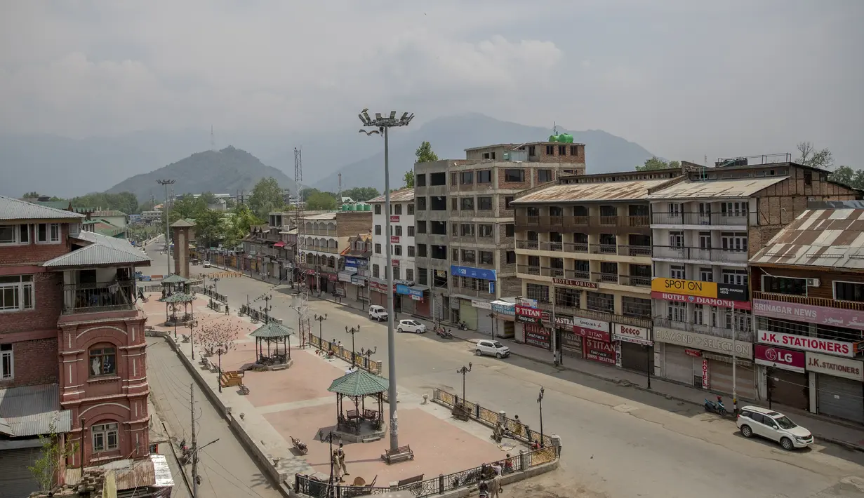 Pemandangan pasar sepi dari udara selama penguncian atau lockdown di Srinagar tengah, Kashmir yang dikendalikan India, Rabu (5/5/2021). Pemerintah India menghadapi seruan lockdown nasional secara total untuk memperlambat gelombang besar infeksi virus corona. (AP Photo/Dar Yasin)