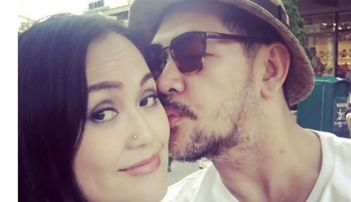 Kisah cinta pasangan ini bermula dari belajar bersama. Ferry mengenal Merry sejak SMP. Ferry berteman dengan kakak Merry. Suatu saat ia belajar bersama dengan kakak Merry di rumah keluarga Prakasa. Ferry bertemu dengan Merry, kemudian berkenalan.