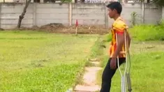 Chandra Wahyu Aji, remaja berusia 16 tahun itu adalah pelatih di Sekolah Sepak Bola Putra Garuda Muda.
