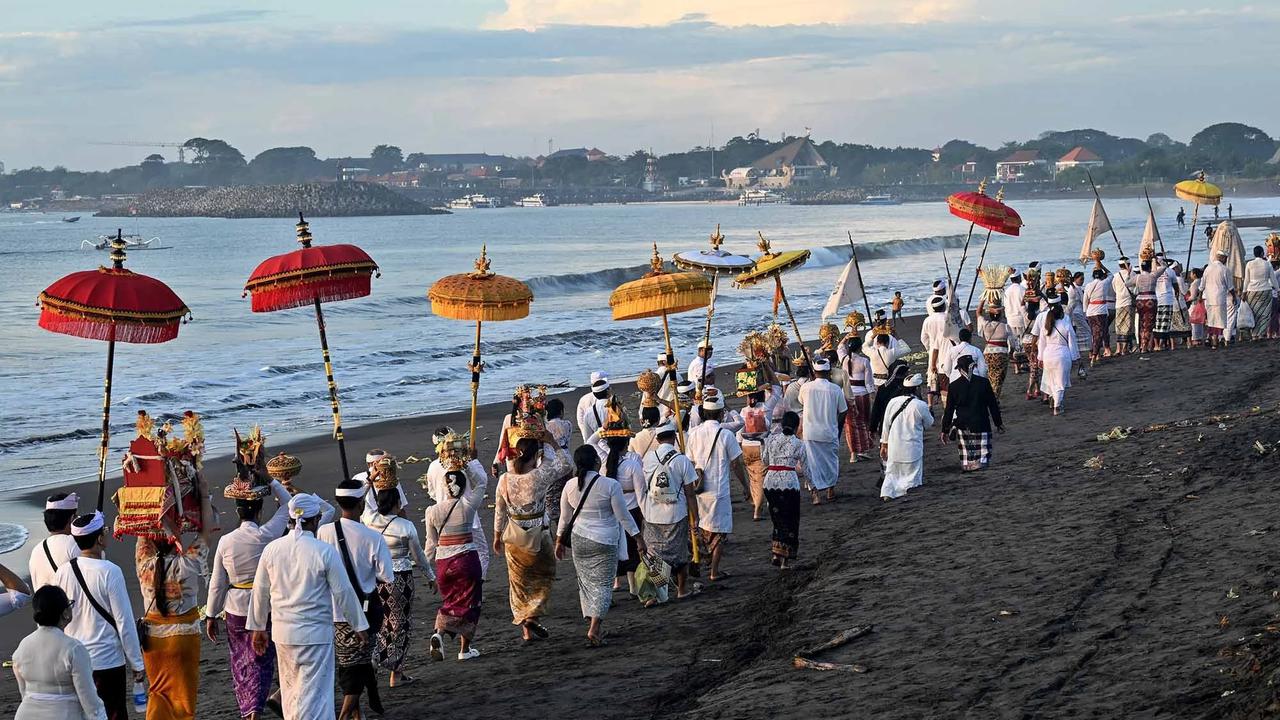 FOTO: Ribuan Umat Hindu Ikuti Prosesi Melasti di Pantai Padanggalak Bali