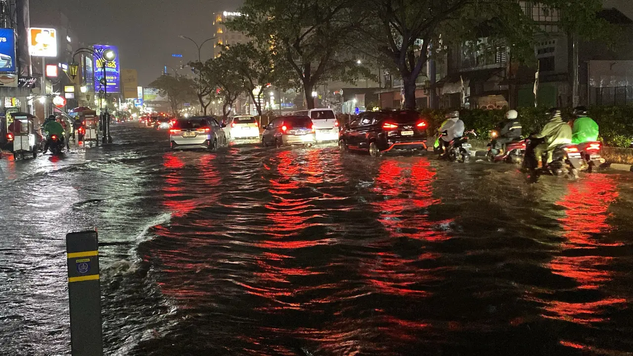 Hujan deras menyebabkan banjir di Jalan Raya Margonda, Depok.