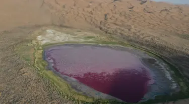 Foto dari udara yang diabadikan saat malam hari pada 30 Mei 2020 ini menunjukkan Danau Daghtu di Gurun Badain Jaran, Daerah Otonom Mongolia Dalam, China utara. Jauh di dalam Gurun Badain Jaran di Wilayah Alxa Right, terdapat sebuah danau berwarna merah muda yang dinamai Daghtu. (Xinhua/Xu Qin)