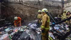 Petugas pemadam kebakaran melakukan pendinginan ruang gudang yang terbakar di SDN Srengseng sawah 04, Jakarta Selatan, kamis, 06 Agustus 2026. (KLY/ Arie Basuki)