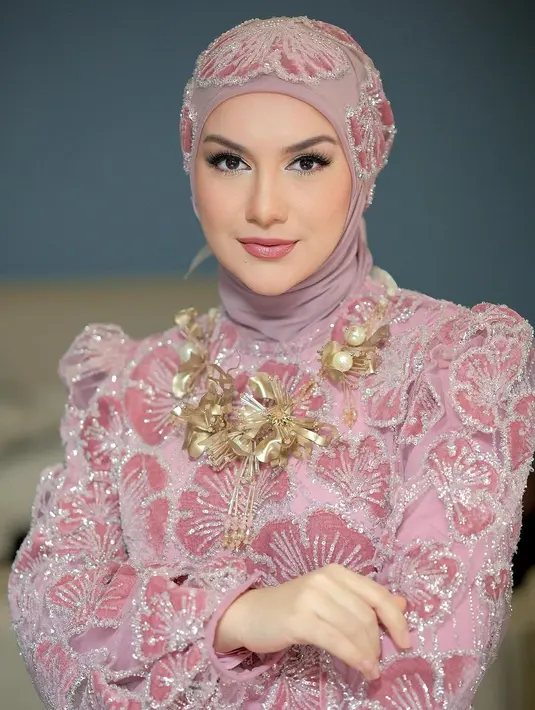 Tak hanya busana, makeup look Irish Bella pun juga kebanjiran pujian [@_irishbella_]