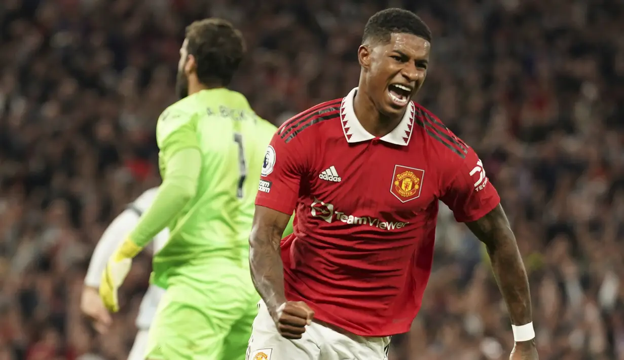 Kemenangan 2-1 Manchester United atas Liverpool di pekan ke-3 Liga Inggris musim 2022/2023 pada 23 Agustus 2022 lalu membawa catatan tersendiri bagi Marcus Rashford yang mencetak salah satu gol bagi MU. Saat ini ia hanya berselisih satu gol dengan Wayne Rooney, salah satu legenda Setan Merah sebagai pencetak gol terbanyak MU ke gawang Liverpool sepanjang sejarah Liga Inggris. Berikut daftar lengkap 5 top skor MU ke gawang Liverpool. (AP/Dave Thompson)