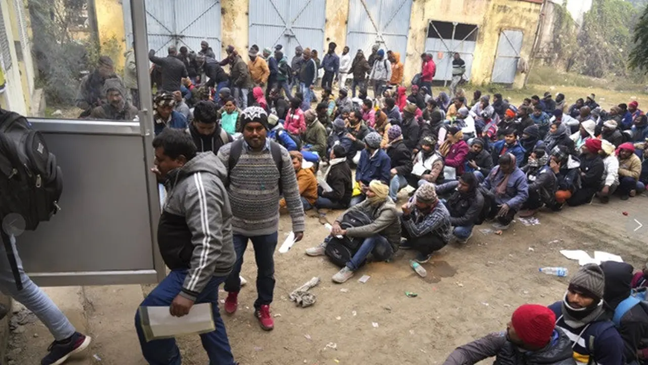 Para pelamar di Lucknow, India, menanti wawancara kerja ke Israel pada Kamis (25/1/2024).