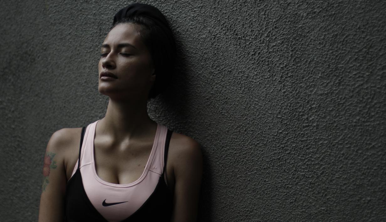 Model dan penyanyi, Rebecca Reijman, berpose usai latihan Muay Thai di rumahnya di Depok, Jawa Barat, Minggu (23/12). Beladiri Muay Thai dipilihnya untuk menjaga kebugaran dan sebagai pertahanan diri. (Bola.com/Vitalis Yogi Trisna)