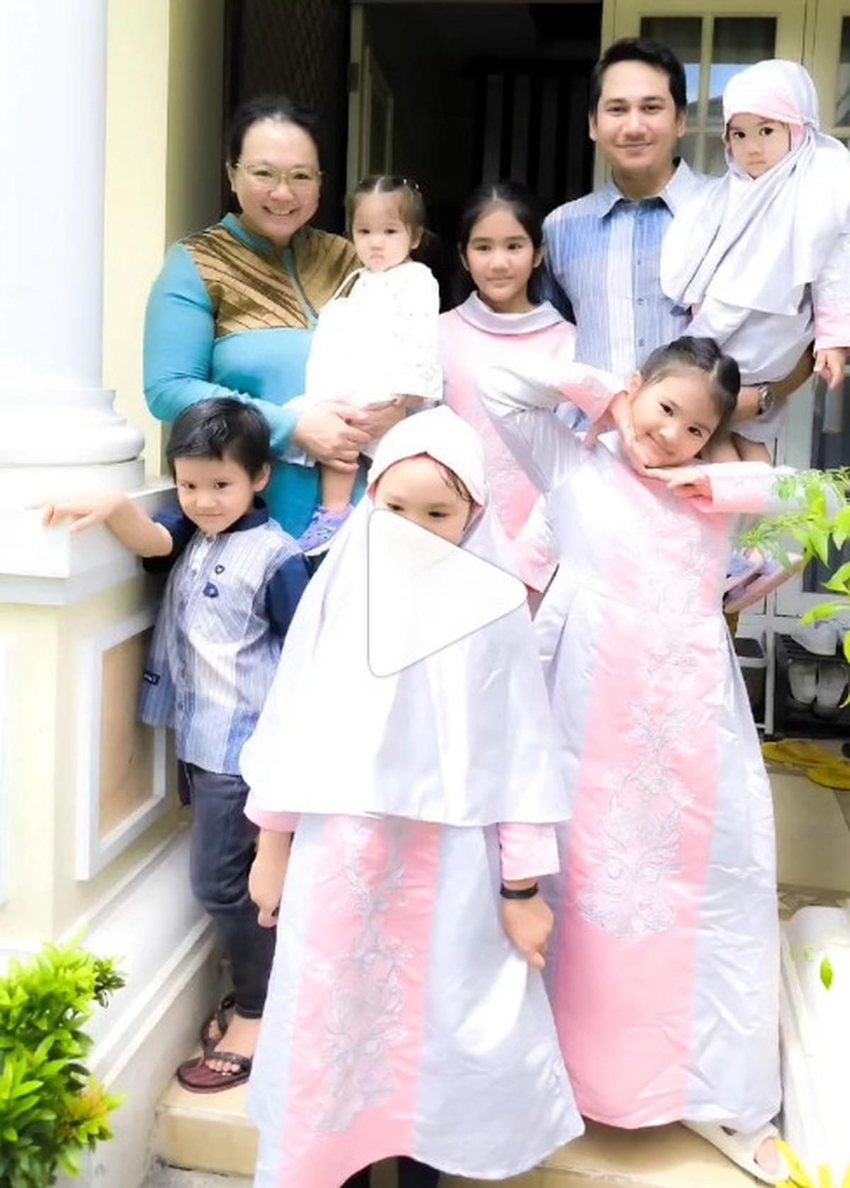 Jarang Tersorot, Ini Potret Keluarga Rama Michael dengan 6 Anak yang Selalu Hangat