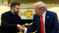Presiden Amerika Serikat Donald Trump berjabat tangan dengan Presiden Ukraina Volodymyr Zelenskyy di Ruang Oval Gedung Putih, pada Senin (18/8/2025) di Washington D.C (Dok. AP Photo/Julia Demaree Nikhinson).