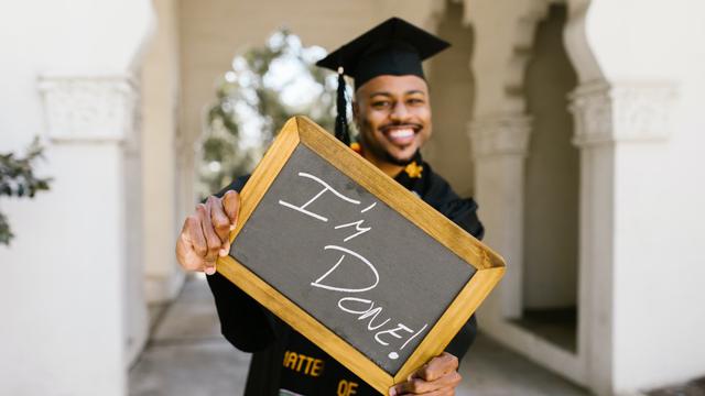 Ilustrasi lulus, wisuda