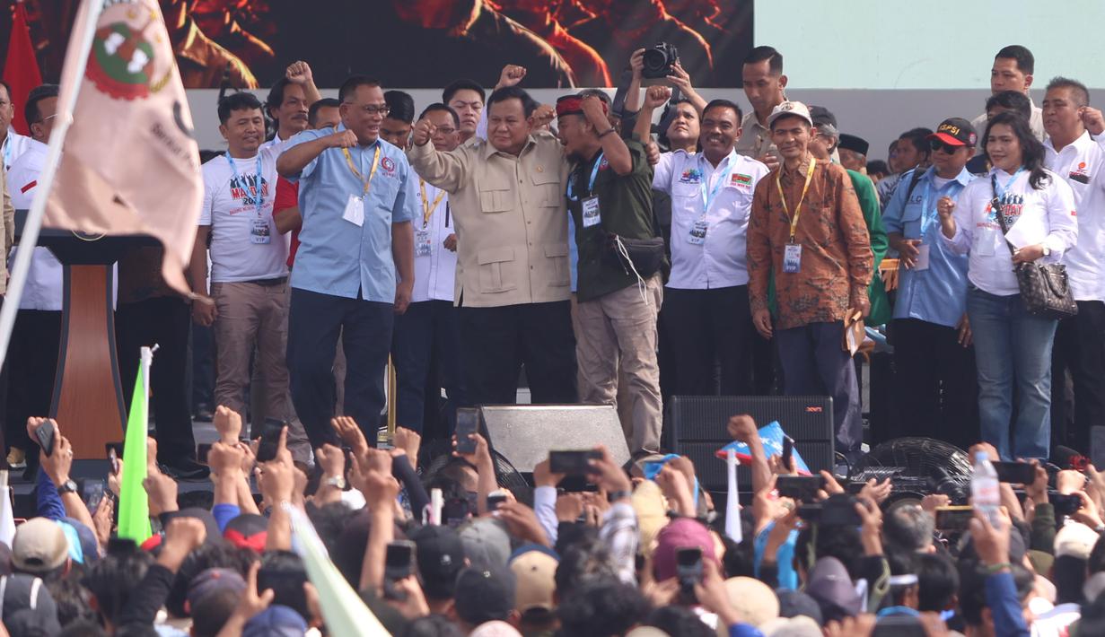 Sebagai informasi, seremoni May Day 2026 mengangkat tema "Solidaritas Tanpa Batas, Tanpa Sekat, Tanpa Perbedaan, dan Berjuang Bersama untuk Kesejahteraan Buruh Indonesia nan Berkeadilan". Tampak dalam foto, Presiden Prabowo Subianto (kedua kanan berdiri) didampingi sejumlah ketua organisasi-organisasi pekerja saat peringatan Hari Buruh Internasional alias May Day 2026 di area Monumen Nasional (Monas), Jakarta, Jumat (1/5/2026). (merdeka.com/Arie Basuki)