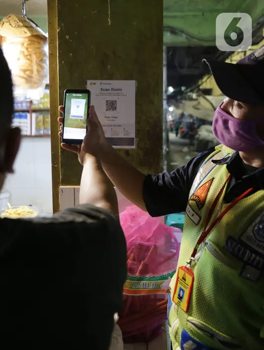 Petugas membantu pengunjung melakukan scan QR code melalui aplikasi PeduliLindungi di Pasar Anyar, Tangerang, Selasa (26/10/2021). PD Pasar Kota Tangerang memberlakukan penerapan aplikasi PeduliLindungi di dua pasar tradisional, yakni Pasar Anyar dan Pasar Poris. (Liputan6.com/Angga Yuniar)