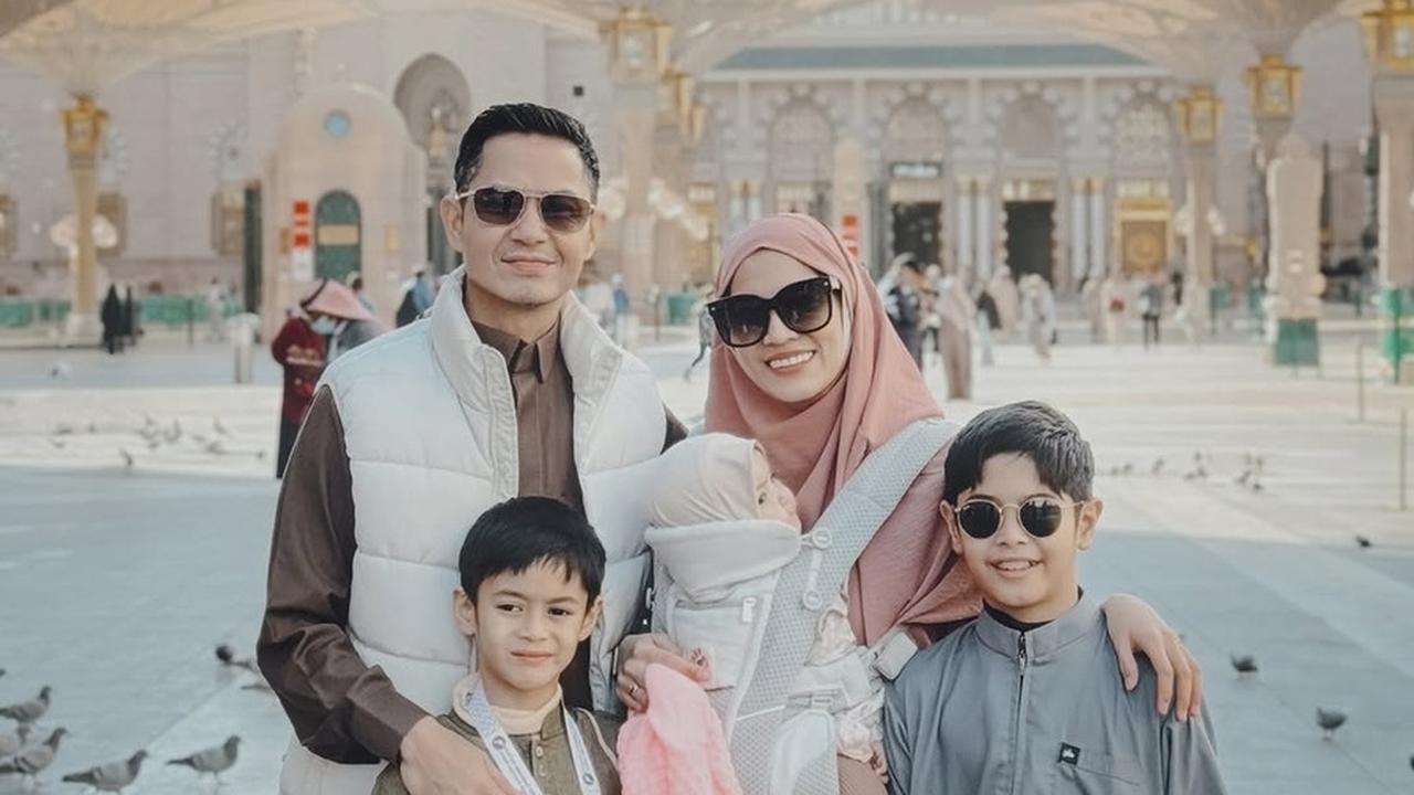 Potret Alyssa Soebanono dan Dude Harlino Umrah Bareng Anak-anak, Si Bungsu Turut Serta ke Tanah Suci