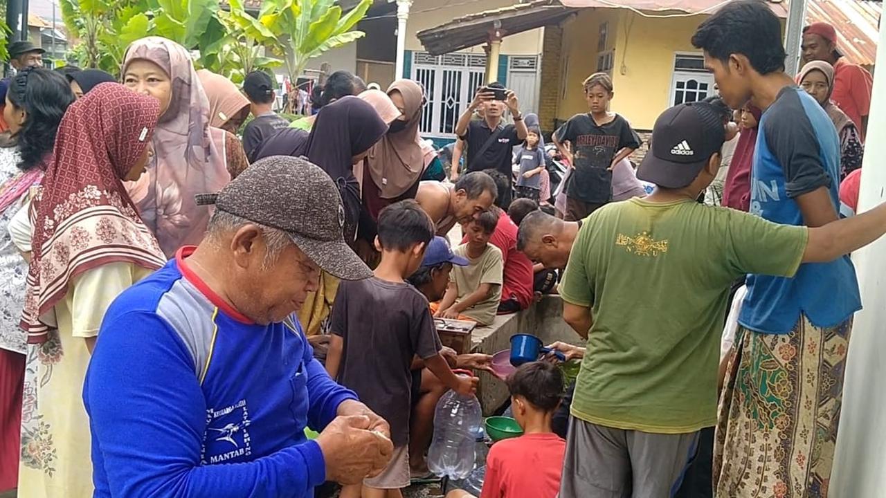 Warga Pekalongan Heboh Berebut Mata Air Dipercaya Sembuhkan Sakit, Ternyata dari Pipa PDAM Bocor