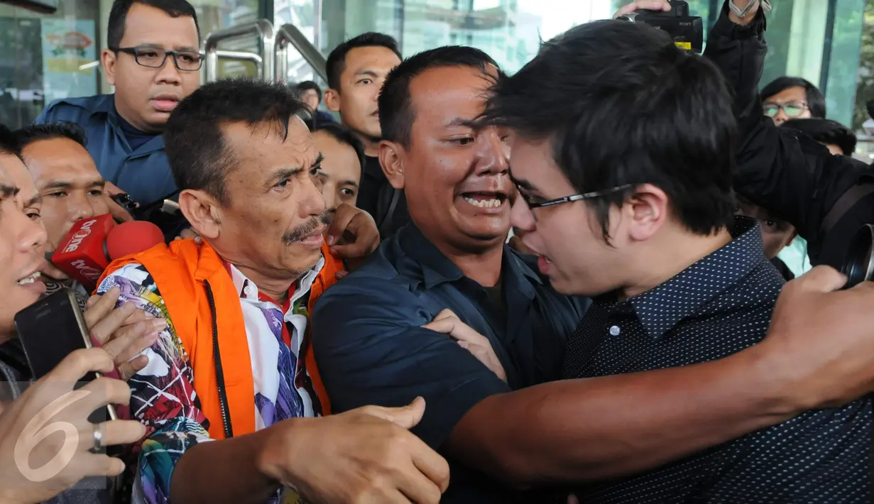 Wali Kota Madiun Bambang Irianto berjalan keluar meninggalkan gedung KPK, Jakarta, usai menjalani pemeriksaan, Rabu (23/11). KPK resmi menahan Bambang Irianto terkait dugaan kasus korupsi Pasar Besar Madiun tahun 2009-2012. (Liputan6.com/Helmi Afandi)