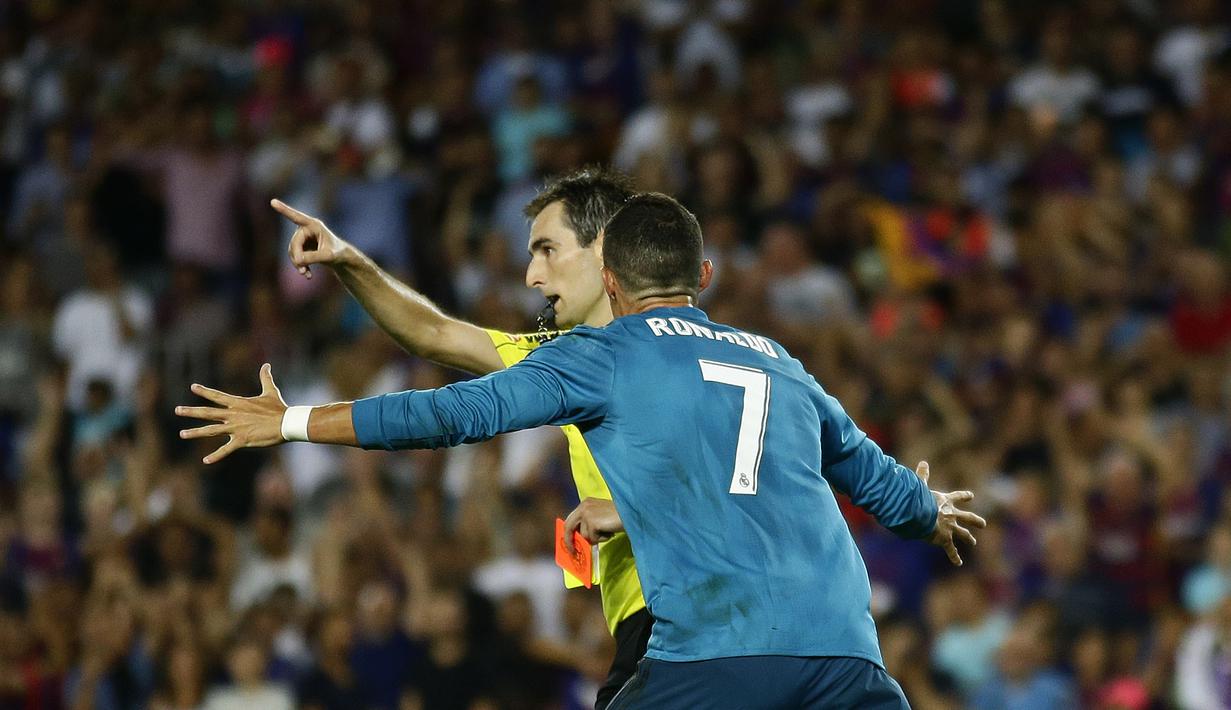 Ronaldo melakukan protes kepada wasit, Ricardo de Burgos, namun dirinya tetap diusir saat laga melawan Barcelona di Camp Nou stadium, (13/82017). Akibat kartu merah tersebut Ronaldo dilarang bermain lima laga. (AP/Manu Fernandez)