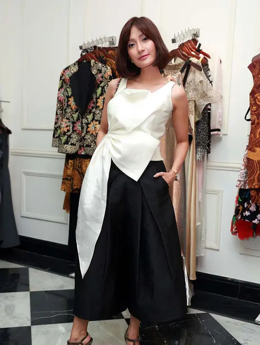 Hanya sang suami, Baim yang mengetahui kekurangannya. "Jadi cuma Mas Baim lah ya yang bisa lihat saya apa adanya, karena kalau malam kan 'wow istriku tanpa alis' gitu," ungkap Artika Sari Devi. (Deki Prayoga/Bintang.com)