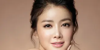 Bintang ‘My Beautiful Bride’ Lee Si Young melakukan sejumlah operasi plastik 10 tahun lalu. Ia pun mengaku jika tidak alasan baginya untuk menyembunyikan hal ini karena orang-orang telah melihat fotonya beberapa tahun lalu. (via kpopmusic.com)