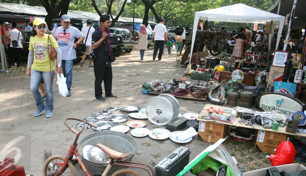 Suasana pameran Tumplek Blek 2017 di Senayan, Jakarta, Sabtu (1/4). Barang otomotif baik baru maupun bekas tersedia di area lapak dan bursa. (Liputan6.com/Angga Yuniar)