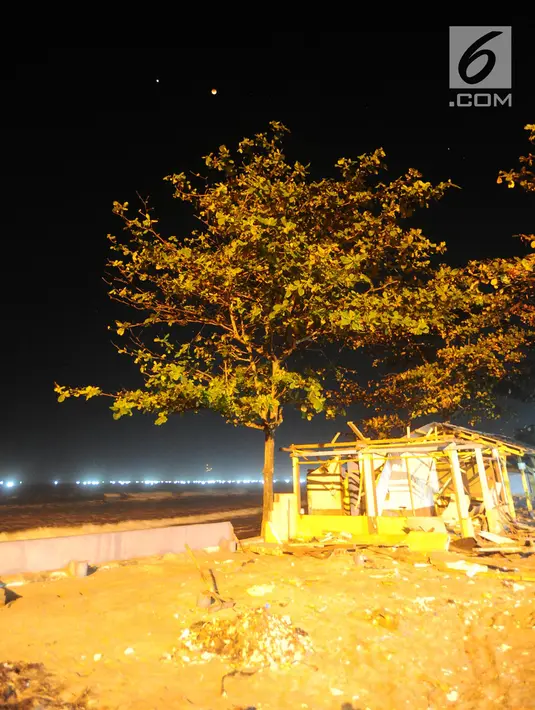 Foto kolase Planet Mars terlihat saat terjadinya fenomena gerhana bulan total di langit Karang Hawu, Pelabuhan Ratu, Sukabumi, Sabtu (28/7) dini hari. Fenomena alam langka ini menjadi gerhana Bulan paling lama Abad 21.  (Merdeka.com/Arie Basuki)