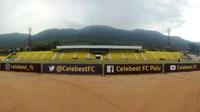 Stadion Gawalise dengan latar belakang pemandangan Pegunungan Gawalise di Palu. (Bola.com/Robby Firly)