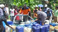 Pengiriman bantuan air bersih pada kemarau 2015 di Patimuan, Cilacap. (Foto: Liputan6.com/Muhamad Ridlo)
