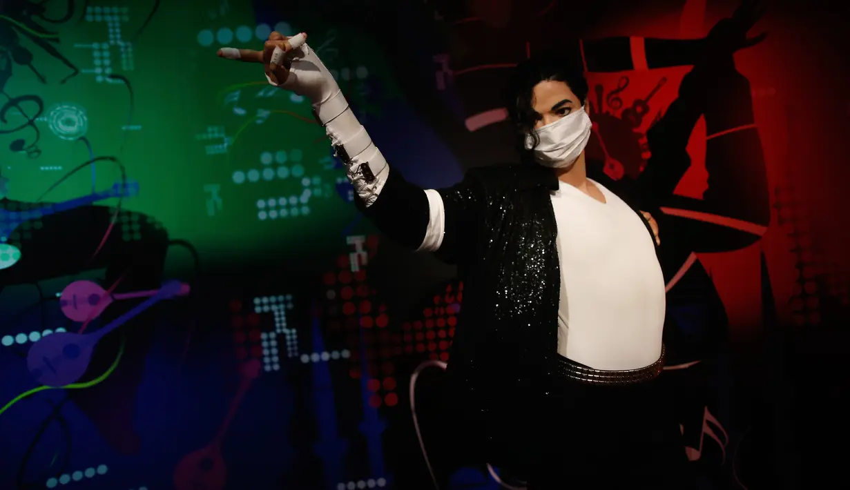 Sebuah makser dikenakan pada patung lilin legenda pop dunia, Michael Jackson di Madame Tussauds di Istanbul, Sabtu (11/7/2020). Dibuka kembali, sejumlah sosok tokoh terkenal di museum itu dipakaikan masker untuk meningkatkan kesadaran terhadap penyebaran Covid-19. (AP Photo/Emrah Gurel)