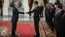 Mehmet Kadri Sander Gorboz, Dubes LBBP Republik Turki (kiri) menyerahkan surat-surat kepercayaan Duta Besar Luar Biasa dan Berkuasa Penuh (LBBP) untuk Republik Indonesia di Istana Merdeka, Jakarta, Selasa (4/10). (Liputan6.com/Faizal Fanani)