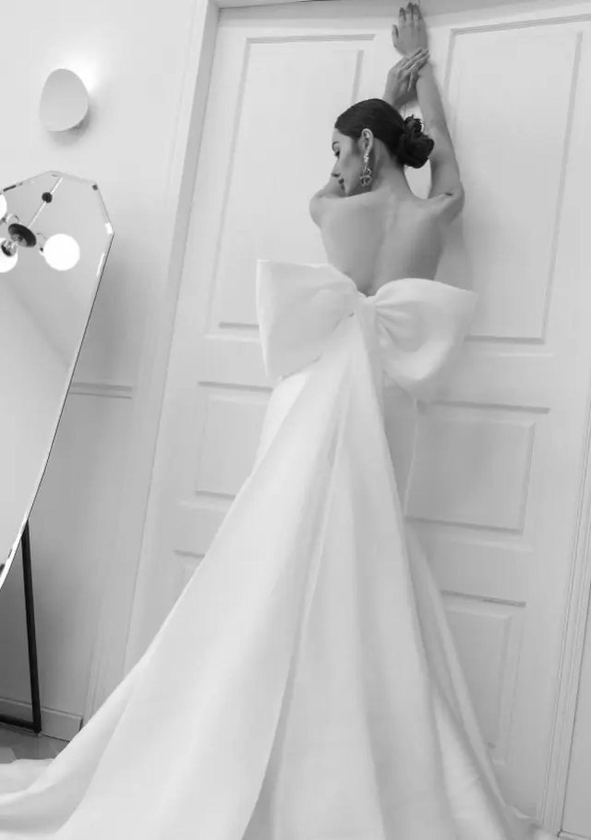 6 Gaya Vika Kolesnaya Istri Billy Syahputra Jadi Model Gaun Pengantin, Penampilannya Bikin Pangling