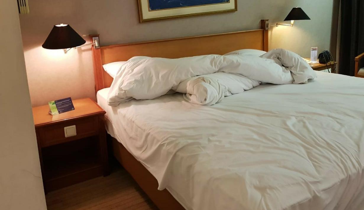 Kondisi kamar yang ditempati politisi Partai Demokrat berinisial AA seusai penggeledahan di hotel kawasan Slipi, Jakarta, Senin (4/3). Politikus AA dikabarkan ditangkap aparat karena penyalahgunaan narkotika. (Liputan6.com/HO/Dit Narkoba Mabes Polri)