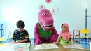 Karakter Boneka Barney membimbing anak-anak bermain puzzle jelang peringati Hari Anak Nasional yang jatuh pada 23 Juli 2017 di RS Siloam Asri, Jakarta, Sabtu (22/07). Permainan ini membantu anak-anak berpikir lebih fokus. (Liputan6.com/Fery Pradolo)