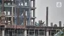 Pekerja saat menyelesaikan proyek pembangunan rumah susun sewa (Rusunawa) Ujung Menteng di Jalan Inspeksi KBT, Jakarta, Kamis (5/11/2020). Rusunawa untuk warga DKI berpenghasilan rendah itu direncanakan memiliki dua tower, terdiri atas 19 lantai dengan total 1.056 unit. (merdeka.com/Iqbal Nugroho)