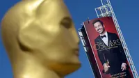 Papan reklame menampilkan host ajang Oscar 2017, Jimmy Kimmel, di Hollywood, California, 23 Februari 2017. Penganugerahan Academy Awards ke-89 akan diselenggarakan pada Minggu (26/2) waktu setempat. (KEVORK DJANSEZIAN/GETTY IMAGES NORTH AMERICA/AFP)
