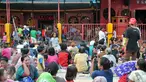 Jelang Imlek, ratusan pengemis penuhi pelataran Vihara Dharma Bhakti, Jakarta, Minggu (7/2/2016). Mereka berdatangan untuk berebut angpao yang dibagikan umat Tionghoa yang akan merayakan tahun baru Imlek. (Liputan6.com/Yoppy Renato)