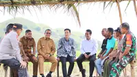 Gibran Kunjungi Petani Desa Kolisia di Sikka, Serahkan Bantuan Traktor Tangan dan Pompa Air