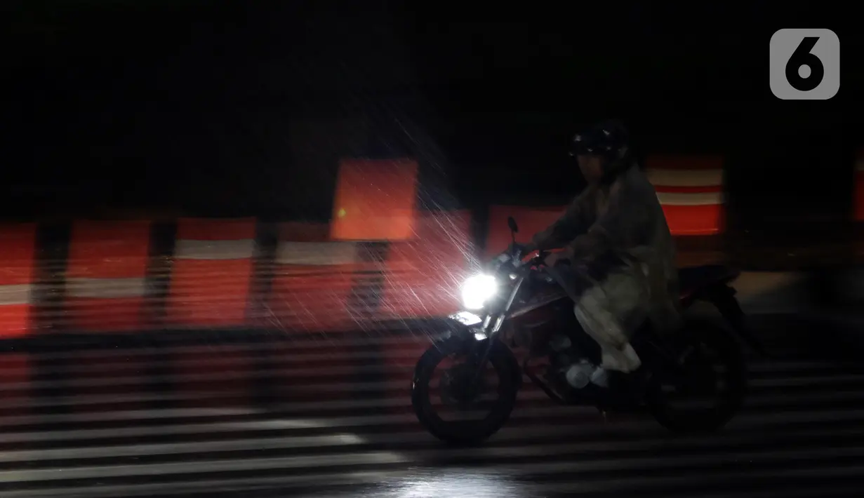 Pengendara motor mengenakan jas hujan saat melintas di kawasan Kuningan, Jakarta, Selasa (8/11/2022). Curah hujan yang tinggi di kawasan Jakarta berpotensi menimbulkan genangan atau banjir sehingga berpotensi memicu kemacetan, terutama saat jam kerja. (Liputan6.com/Helmi Fithriansyah)