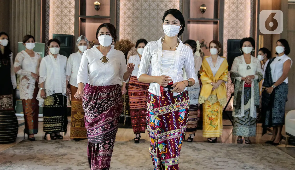 21 Perempuan dari berbagai profesi berkerjasama dengan Belantara Budaya Indonesia menggunakan 21 Wastra mengadakan fashion show dalam acara memperingati Hari Kartini, di Jakarta, Rabu (21/04/2021). (Liputan6.com/Johan Tallo)