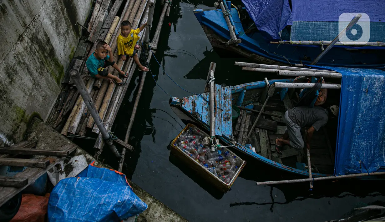 Anak-anak bermain di kawasan Kampung Akuarium, Jakarta, Selasa (17/2/2021). Badan Pusat Statistik (BPS) mengungkapkan jumlah penduduk miskin Indonesia pada September 2020 mencapai 27,55 juta orang, meningkat 2,76 juta dibandingkan posisi September 2019. (Liputan6.com/Faizal Fanani)