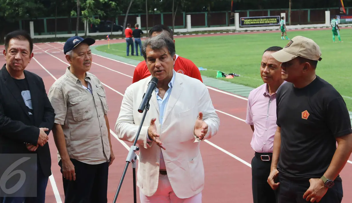 Mantan Presiden klub sepak bola Barcelona, Joan Laporta memberi sambutan dalam konfrensi pers di Lapangan Atang Sutrisna, Cijantung, Jakarta, Minggu (2/4). Joan Laporta hadir dalam sela-sela latihan PS TNI. (Liputan6.com/Helmi Afandi)