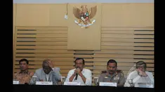 Pimpinan KPK bertemu dengan sejumlah menteri dan petinggi lembaga hukum di Gedung KPK, Senin (2/3/2015).  KPK melimpahkan kasus dugaan tindak pidana korupsi transaksi mencurigakan Komjen Pol Budi Gunawan ke Kejaksaan Agung. (Liputan6.com/Herman Zakharia)